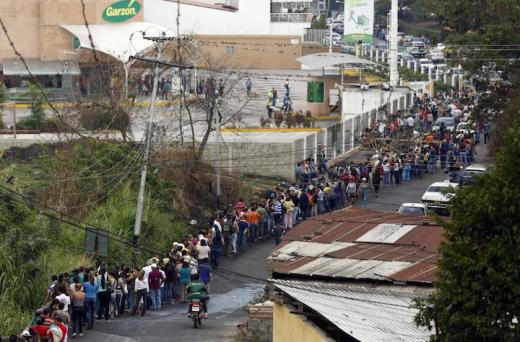 مردم ونزوئلا، کشوری که بیشترین ذخایر نفت جهان را دارد امروز با بحران گرسنگی و غارت فروشگاه‌ها مواجه‌اند